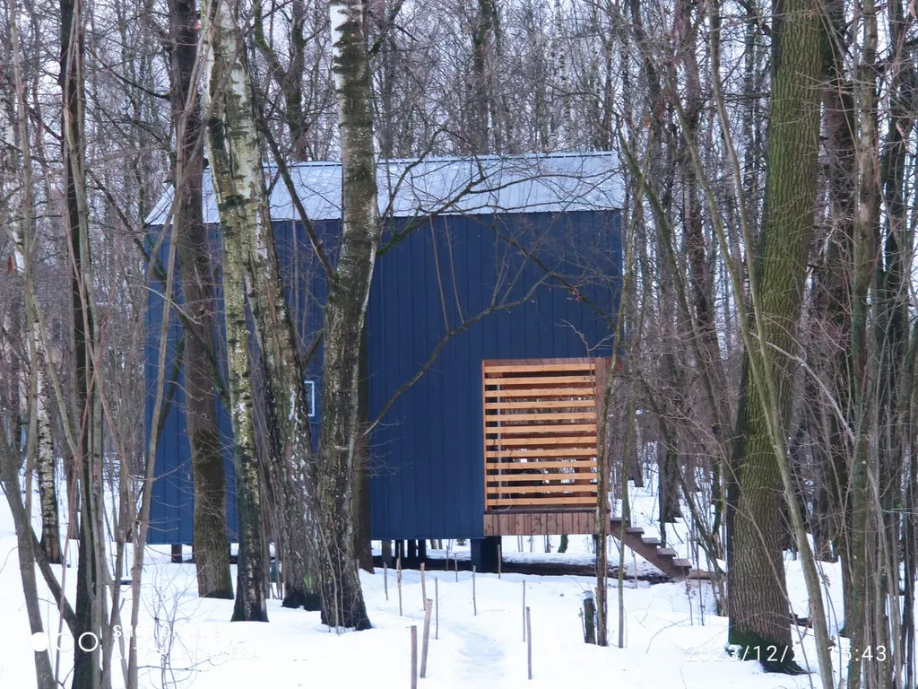 Стильный дом с лесной территорией, недалеко пруд с пляжем