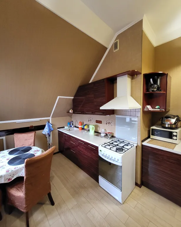 Шикарный трехкомнатный апартамент с кухней и балконом