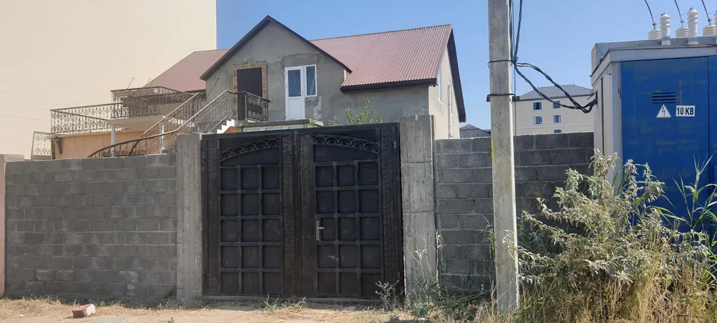 Небольшой дом на берегу Каспийского моря