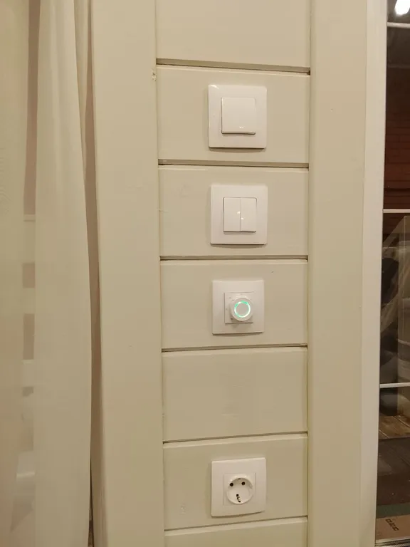 Большой дом А-Фрейм среди молодого елового леса