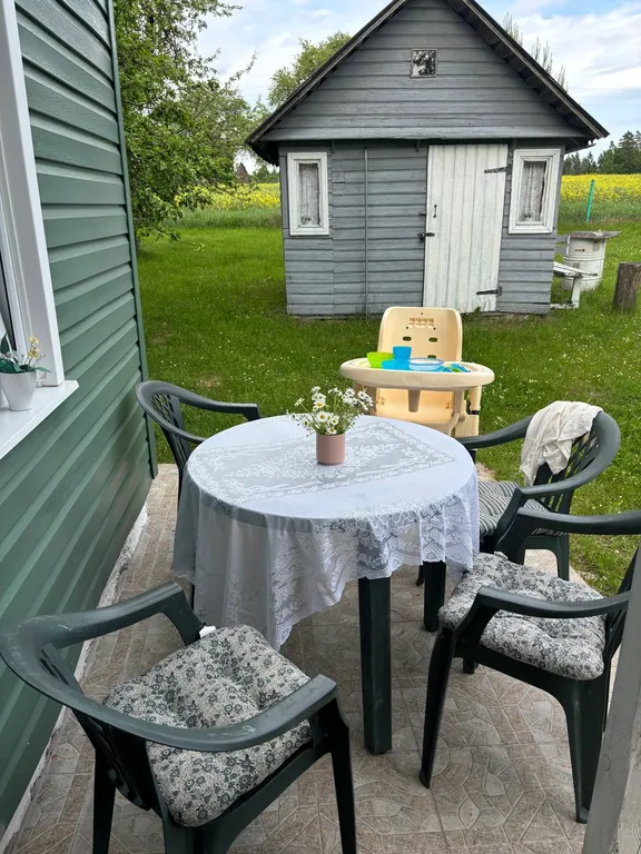 Деревенский домик в лесу