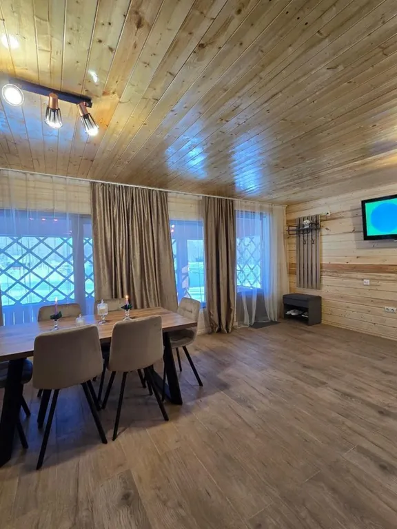 Домик возле озера