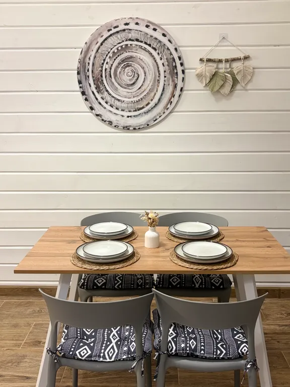 Уютный домик у лесного озера