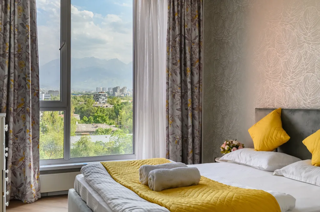 Трехкомнатная квартира с видом на горы в центре города — аренда посуточно в Алматы