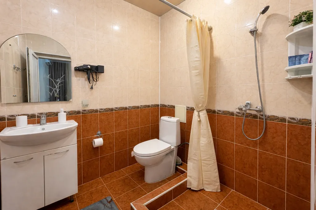 Трехместный улучшенный номер с собственной ванной комнатой