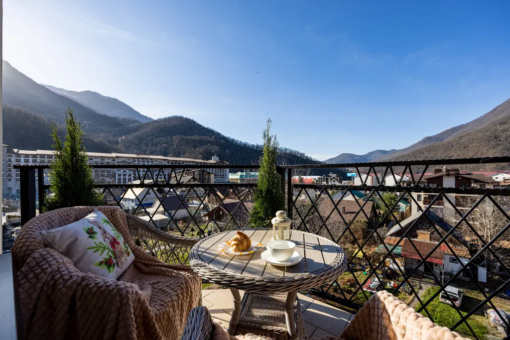 Просторная студия с видом на горы