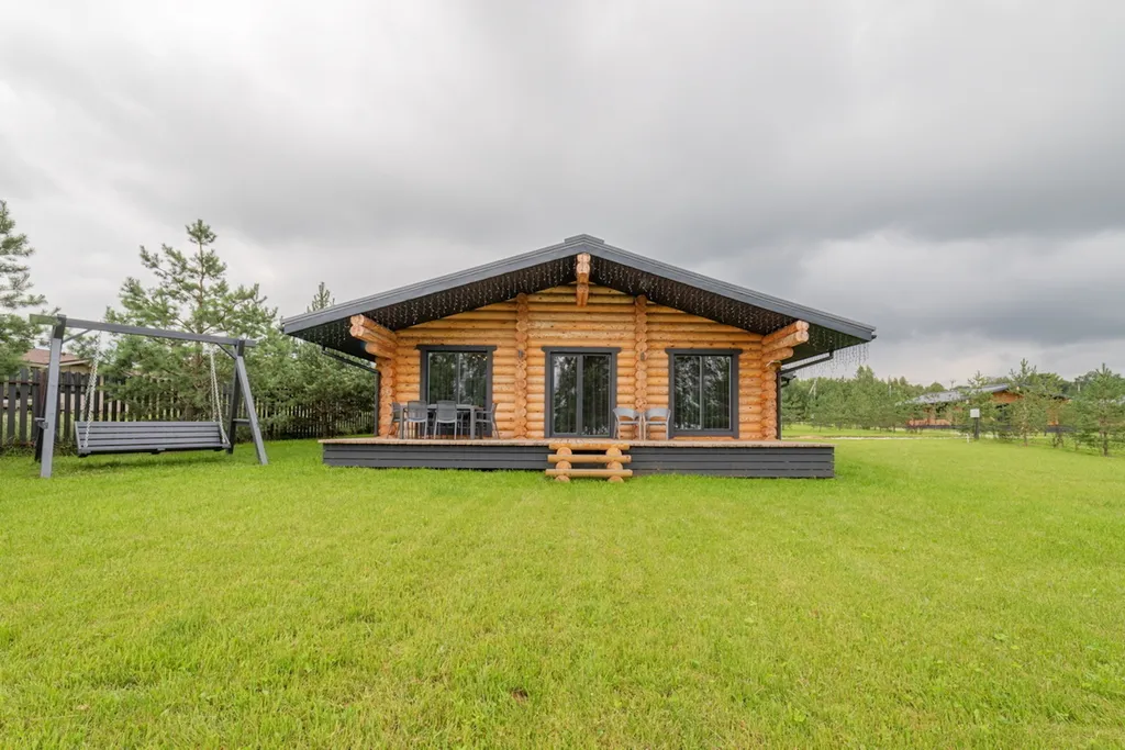 Дом на берегу большого озера