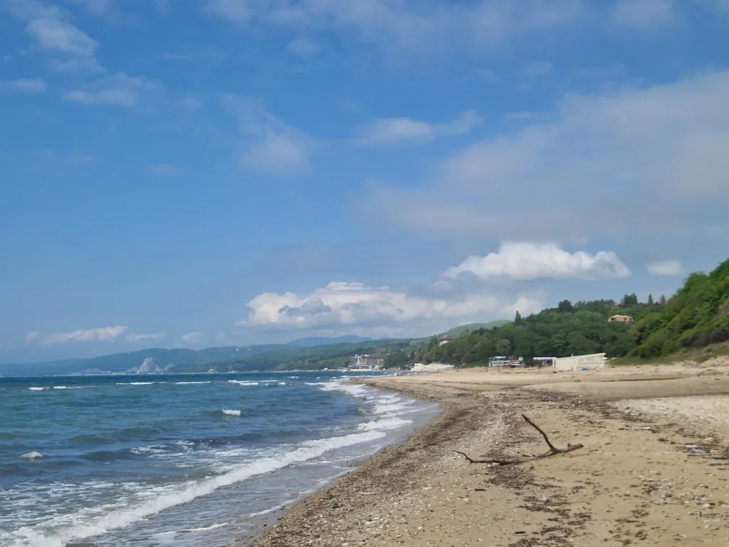 Дом на море в окружении гор