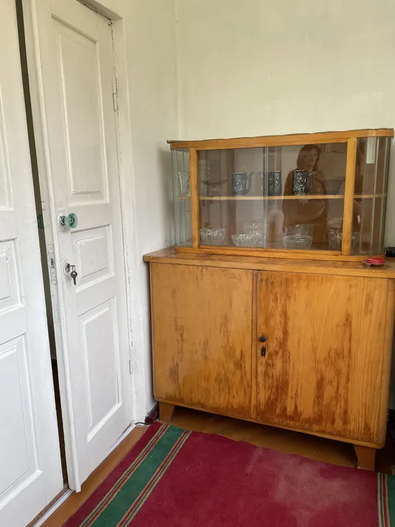 Небольшой дом в цветущем саду