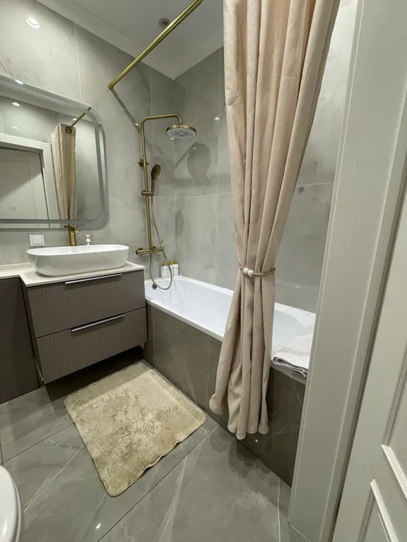 Евро 2ка в золотом квадрате Левого берега. В безопасном районе города