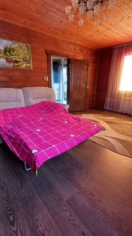 Деревянный дом в горах с видом на море