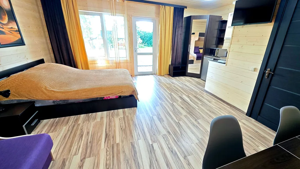 Солнечный домик-студия люкс с террасой, кухней, ванной комнатой