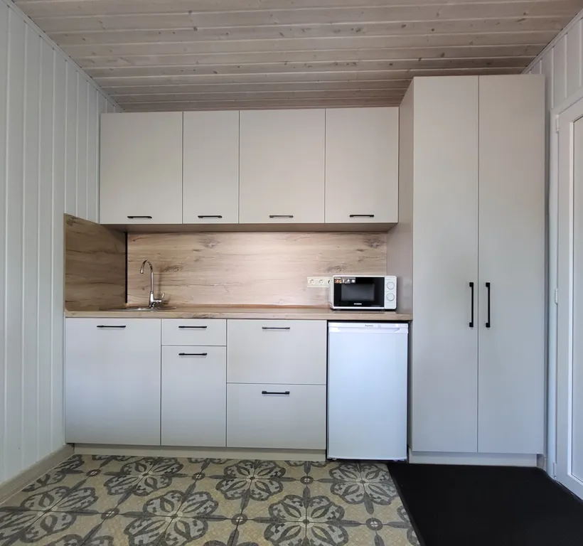 Уютный домик для двоих у озера