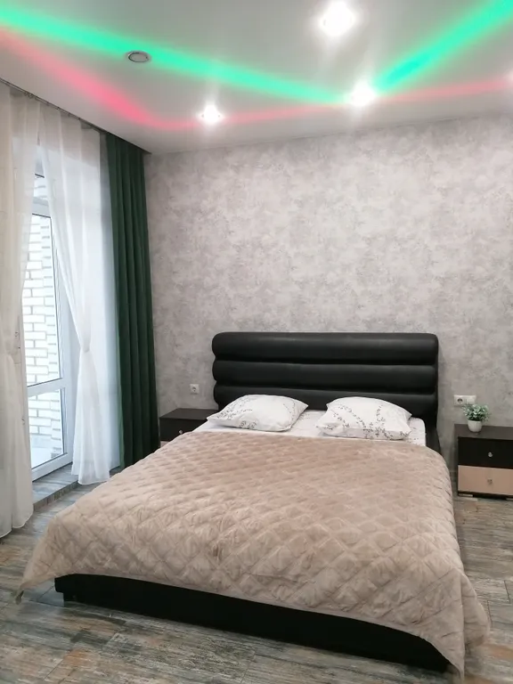 Современная студия с огромной ванной