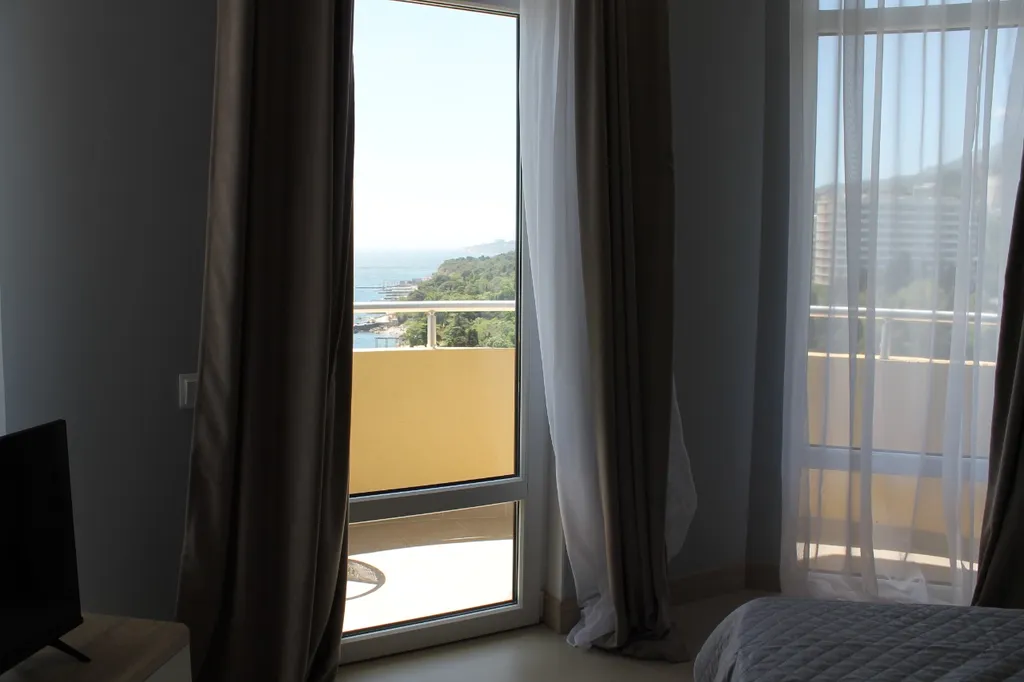 Шикарный двухуровневый апартамент с видом на море и горы