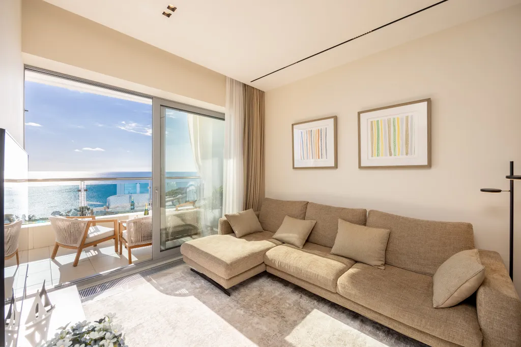 Дизайнерская квартира с террасой, бассейном и видом на море