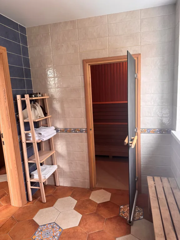 Двухэтажный дом с мангальным комплексом и баней