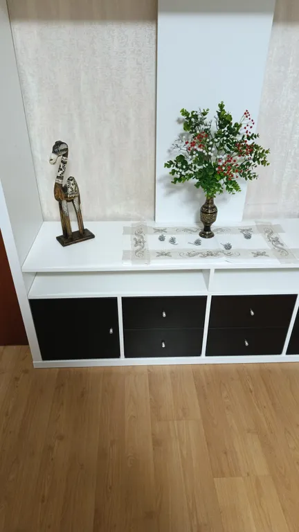 Уютная квартира с роскошной кроватью (2*2м) из натурального дерева