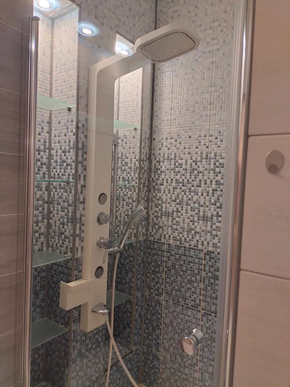 Уютный коттедж с дровяным камином, в окружении лесного массива