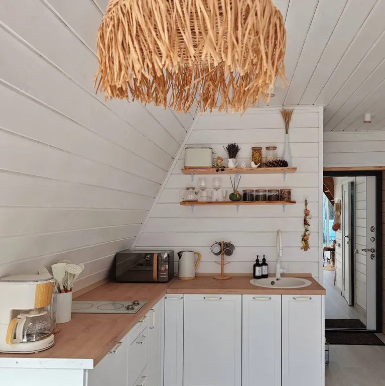 Стильный треугольный дом с видом на лес