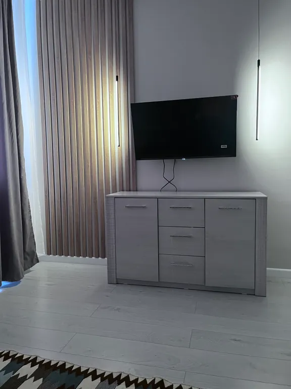 Квартира Квартира с новым ремонтом на первом этаже окна выходят на парковку — Элиста