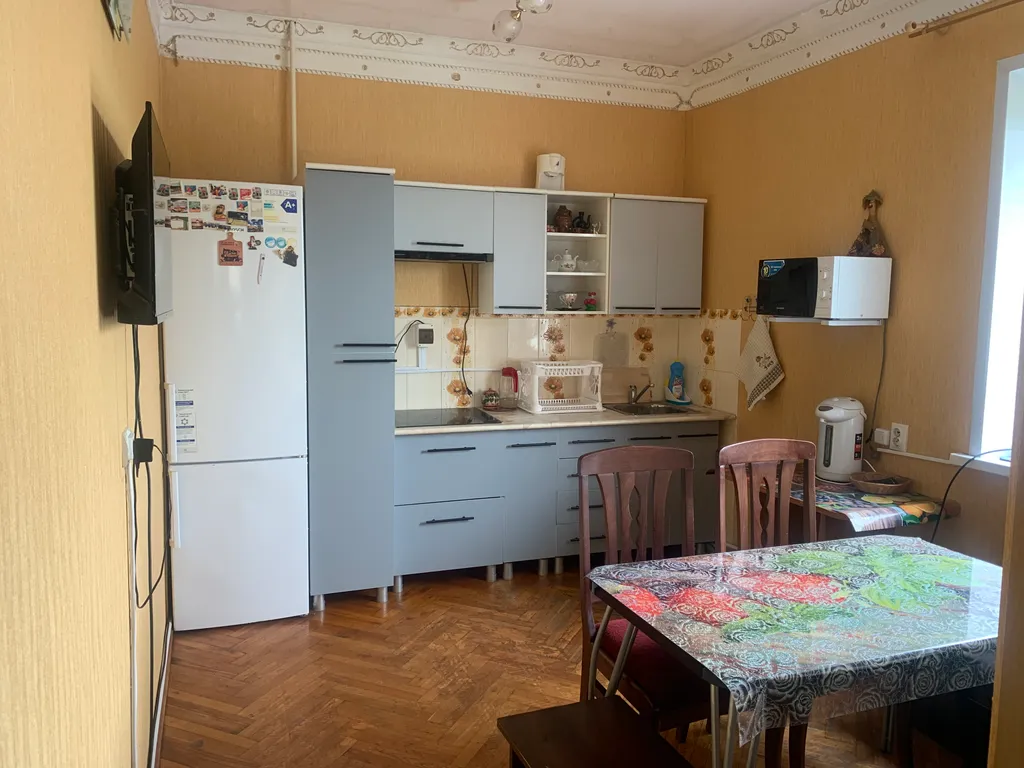 Уютная просторна часть дома на 2 этаже под ключ с бассейном и беседкой