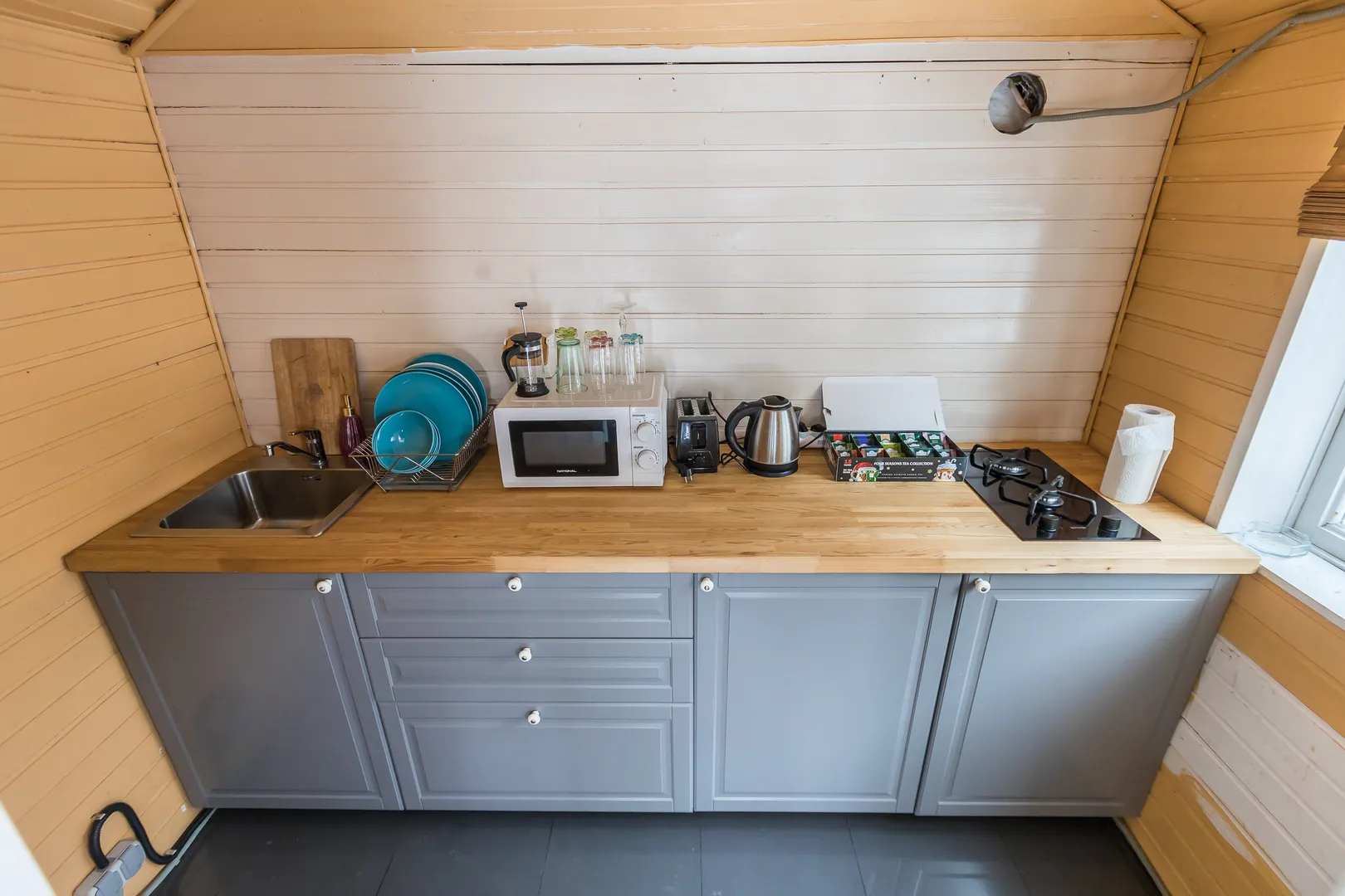 Кухня находится в отдельном домике и оборудована всем необходимым