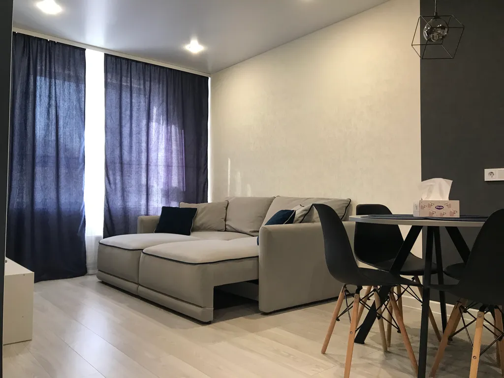 Уютная новая квартира с большой кроватью