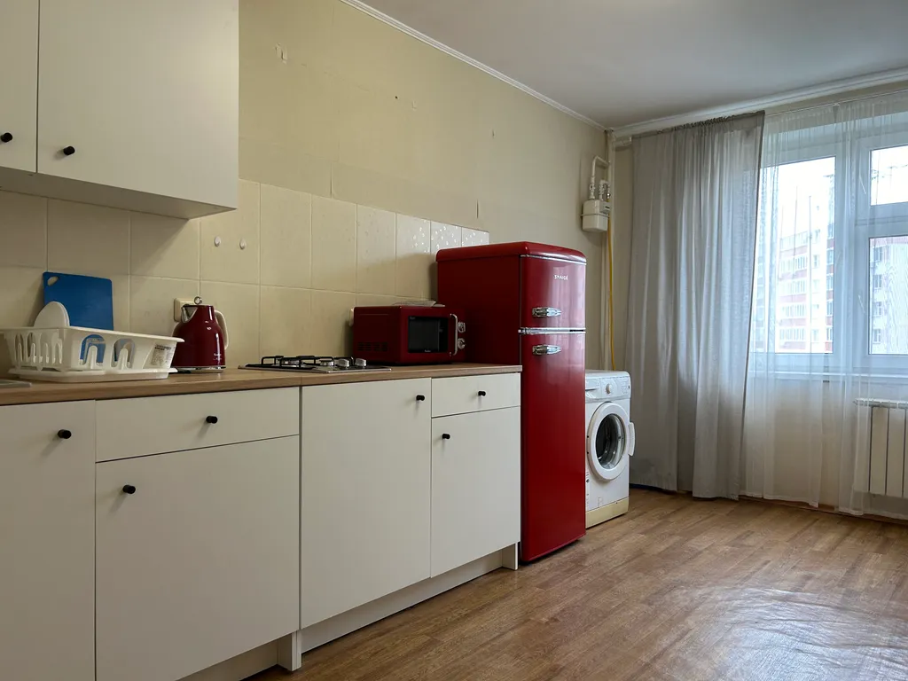 1-к квартира, 6 остановок до центра на автобусе, сквер под окнами