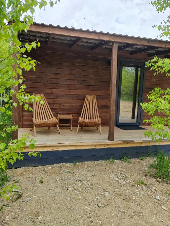 Скандинавский домик с панорамным окном в лесу