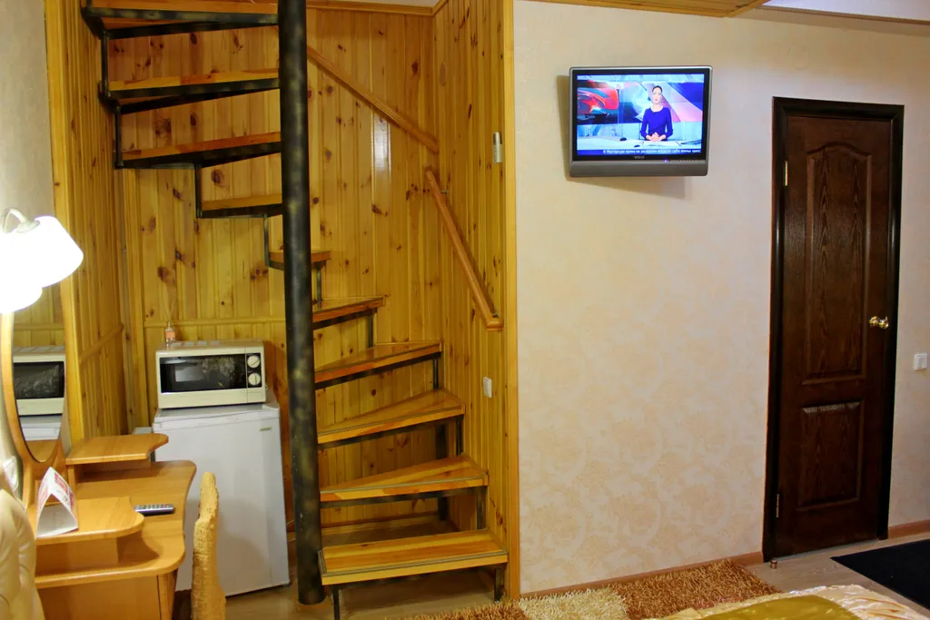 Семейный однокомнатный двухуровневый апартамент с кухней