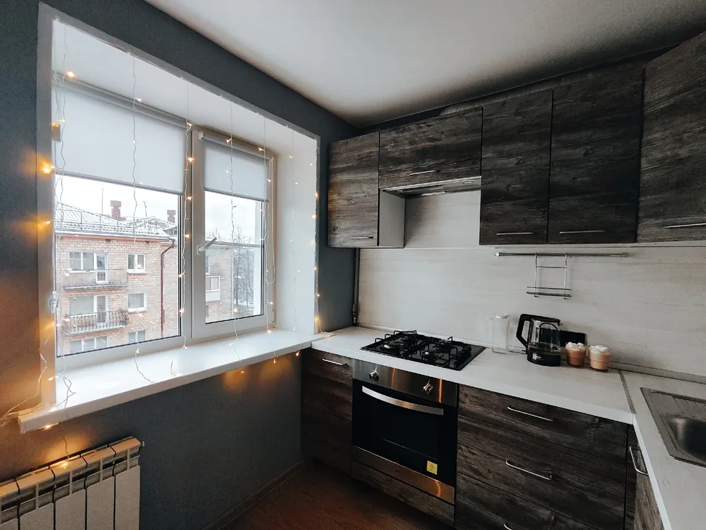 Стильная студия с балконом в самом центре