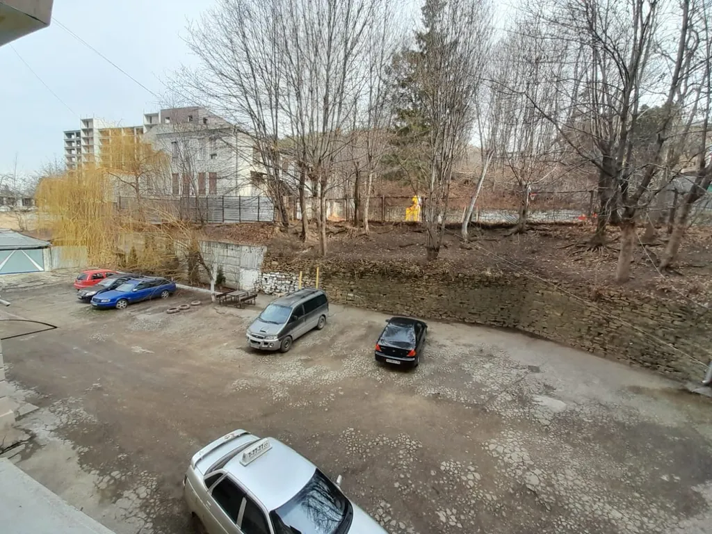 Домик в исторической части города у парка