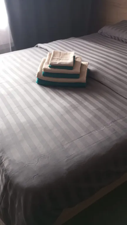 Уютная современная квартира с парящей кроватью с подсветкой