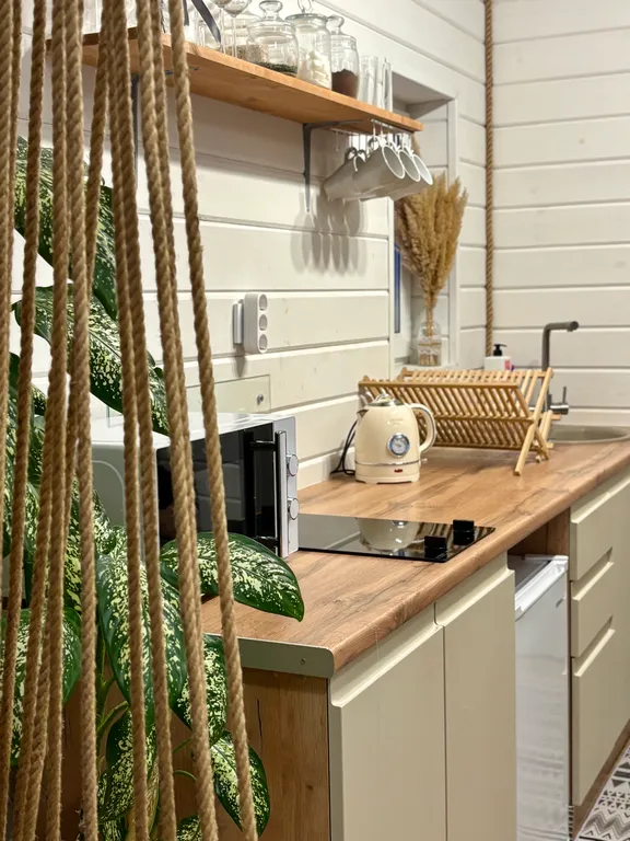 Уютный домик у лесного озера