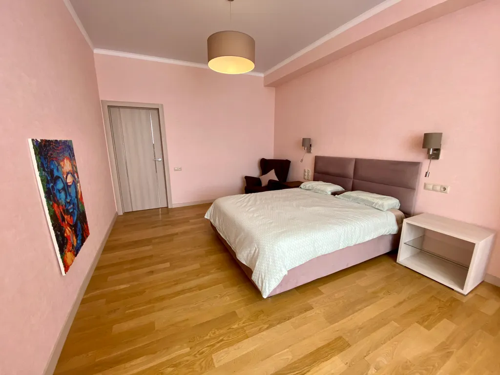 Просторный апартамент с видом на комсомольский парк рядом с озером