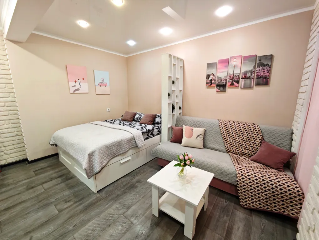 Квартира Дизайнерская студия с роскошным камином — аренда посуточно в Астрахань