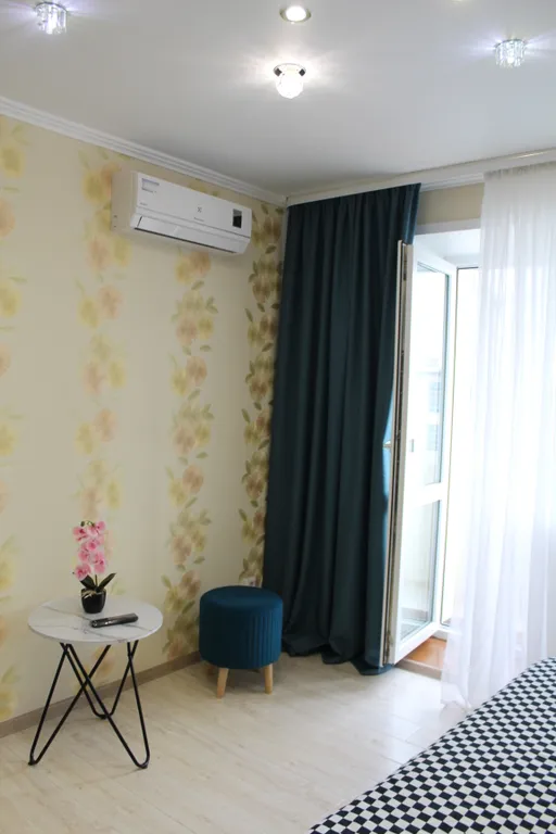 Уютная двухкомнатная квартира в спокойном районе, с кроватью и диваном