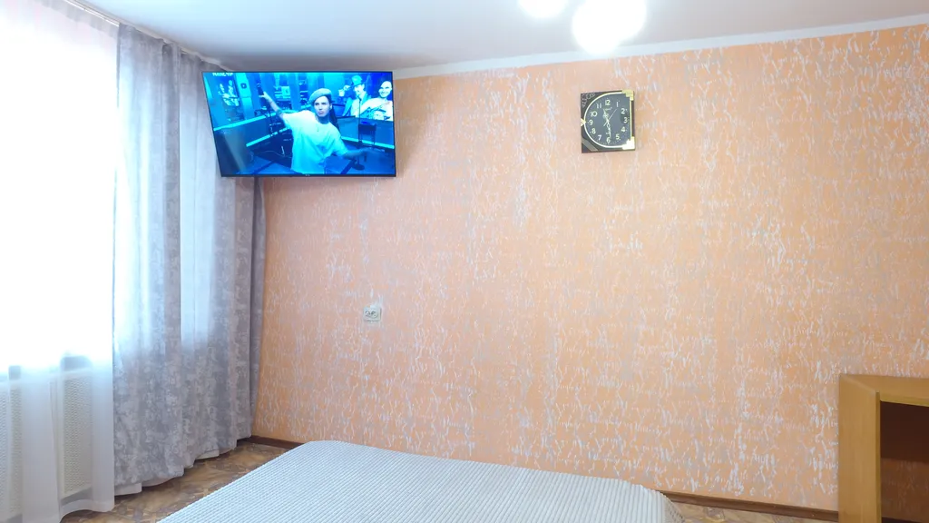 Двуспальная кровать и огромный смарт ТВ