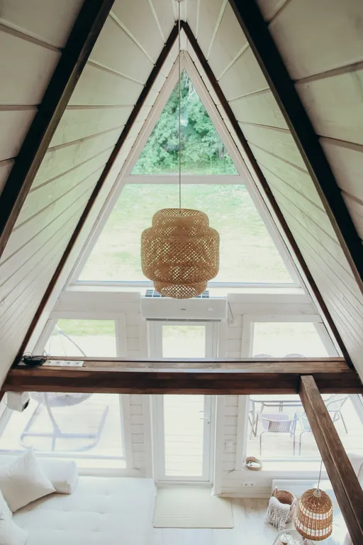 Треугольный дом на берегу озера