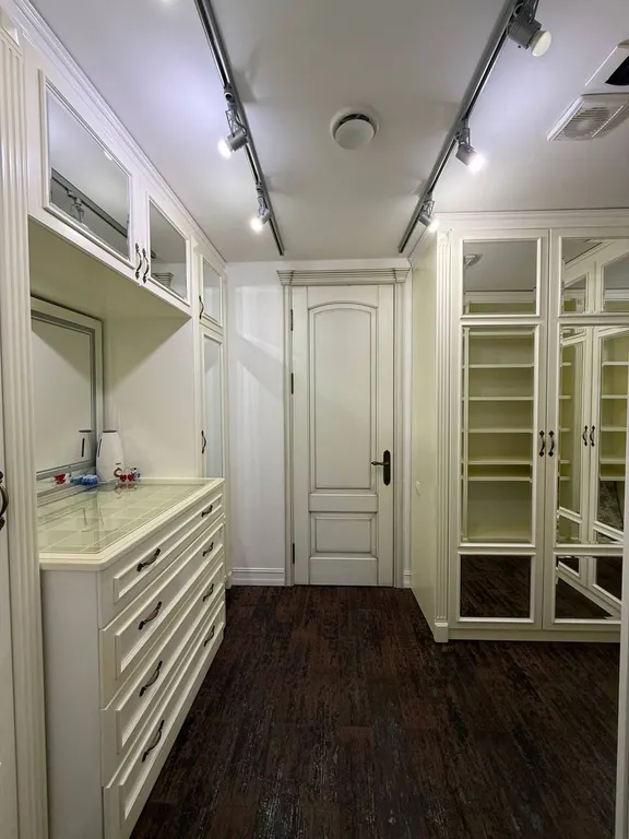 Квартира с видом на горы, город и храм Святого Георгия от Juls Apart