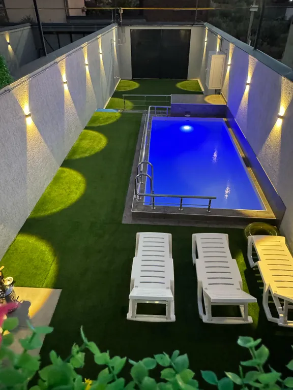 Шикарный дом с бассейном на берегу