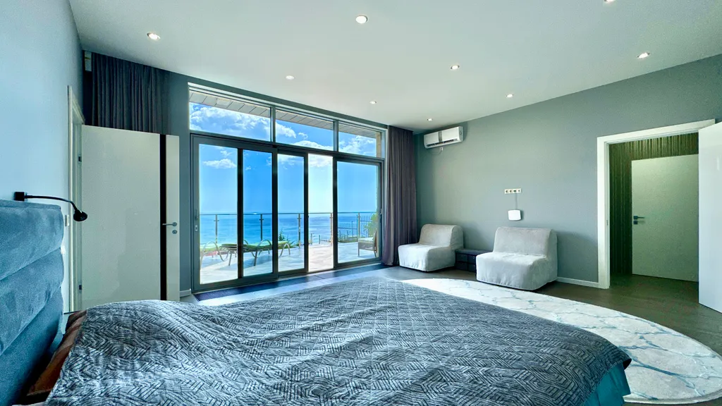 Дом с видом на горы и море