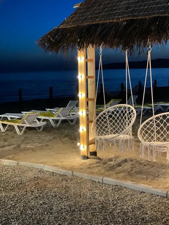 Атмосферные дома a-frame на берегу моря