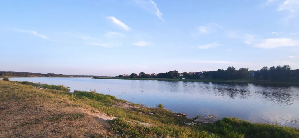 Уютный дом на берегу реки Великой