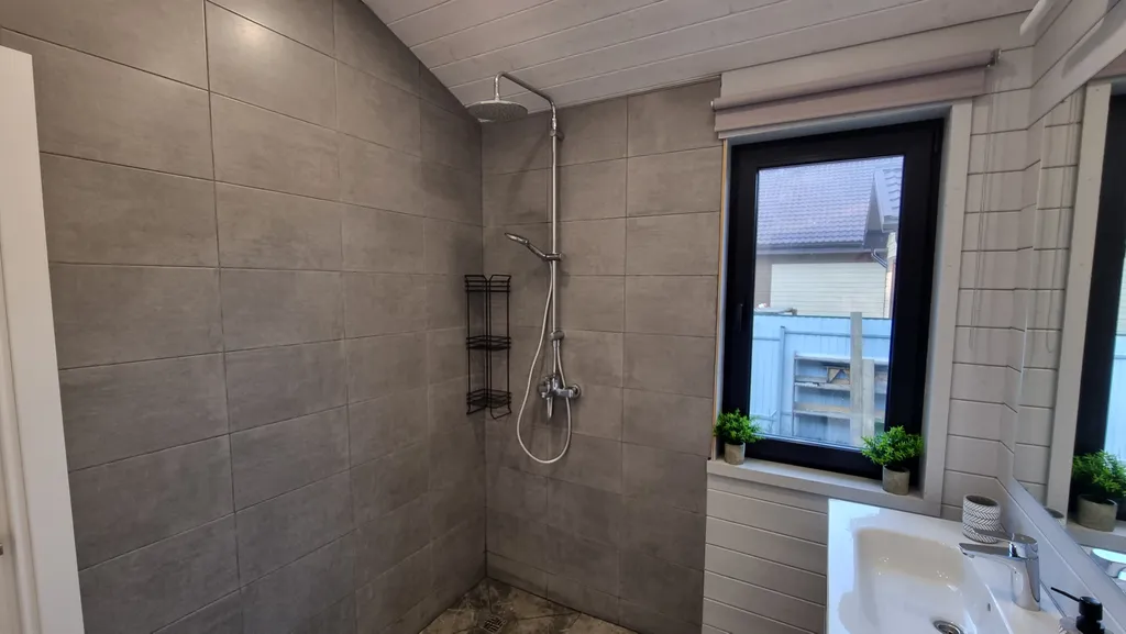 Коттедж Стильный барнхаус с горячей купелью фурако с видом на воду — Можайск