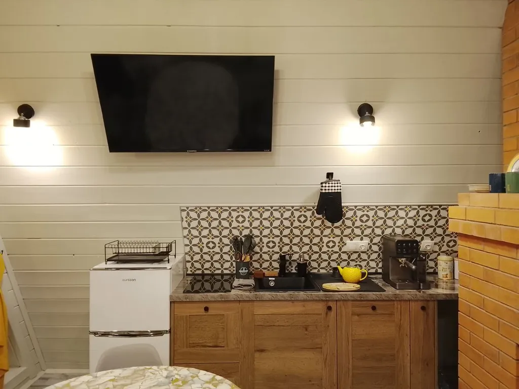 Большой дом А-Фрейм среди молодого елового леса