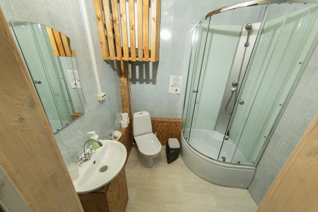 Номер в стиле рустик с двумя раздельными кроватями