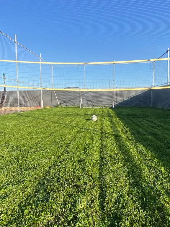 Частный дом с футбольным полем