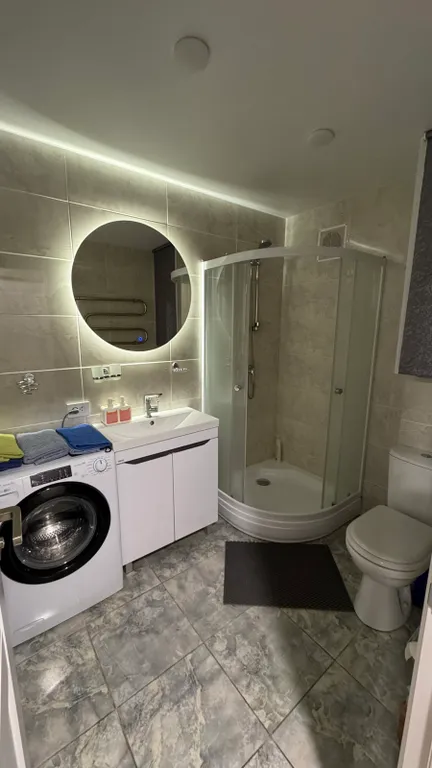 Новая трехкомнатная квартира в самом центре с видом на площадь Победы